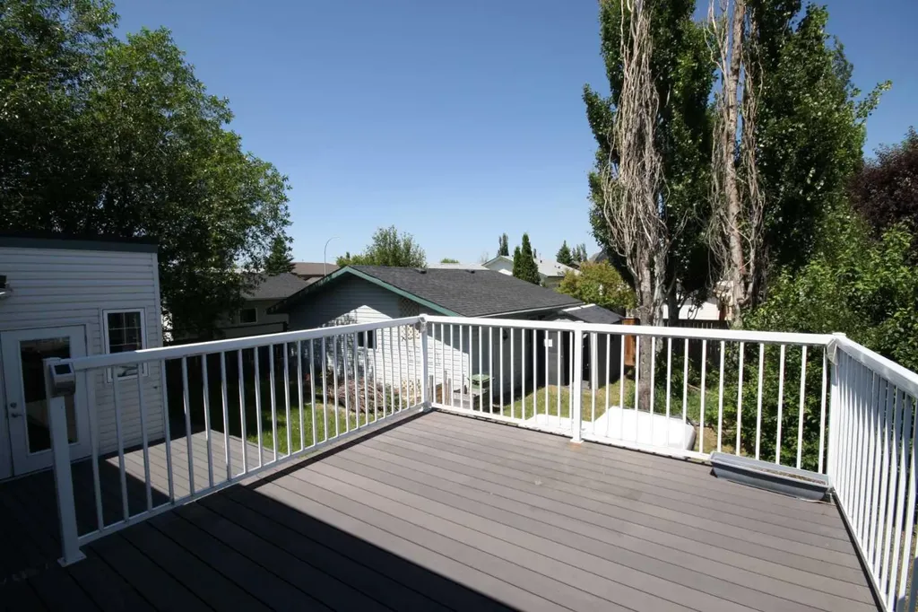 209 Strathaven Bay Strathmore AB T1P 1N4