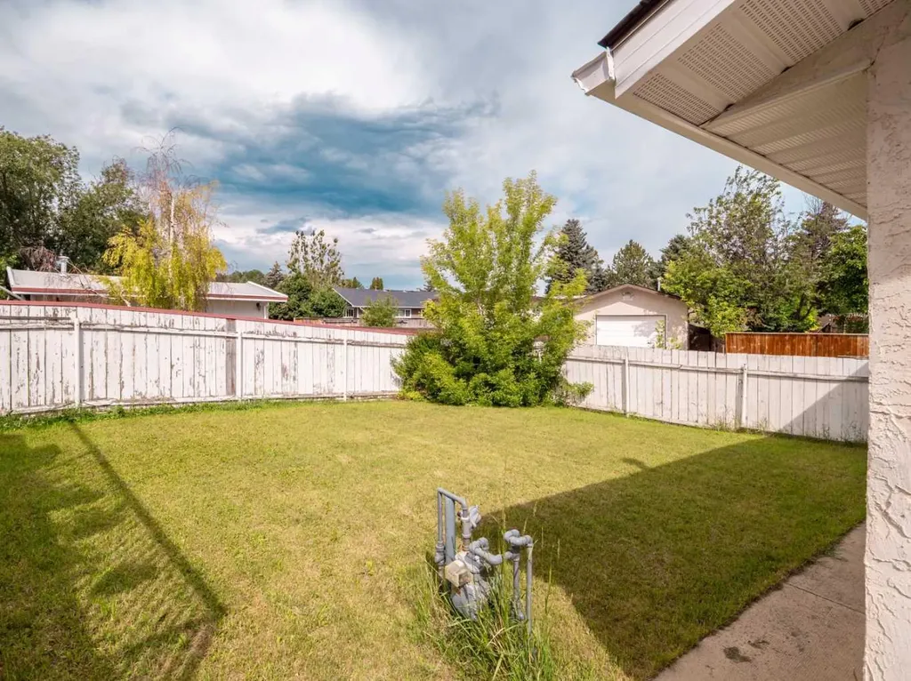 1109 Lakemount Boulevard S Lethbridge AB T1K 3S4