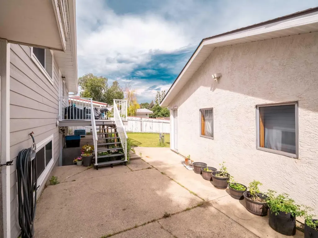 1109 Lakemount Boulevard S Lethbridge AB T1K 3S4