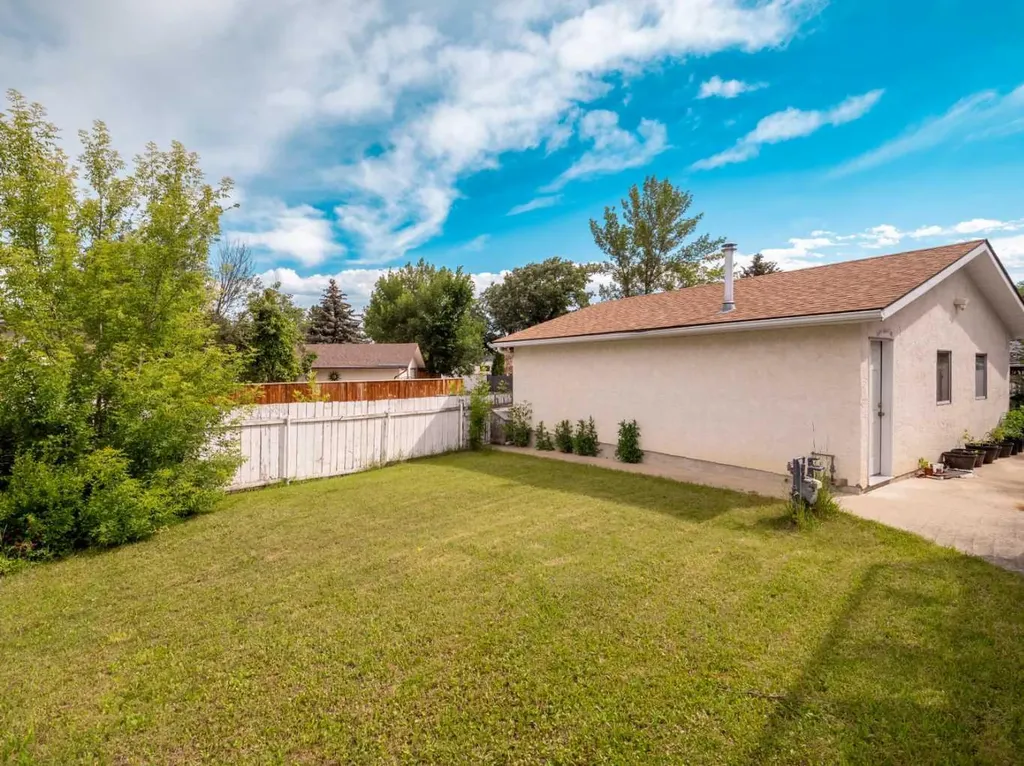 1109 Lakemount Boulevard S Lethbridge AB T1K 3S4