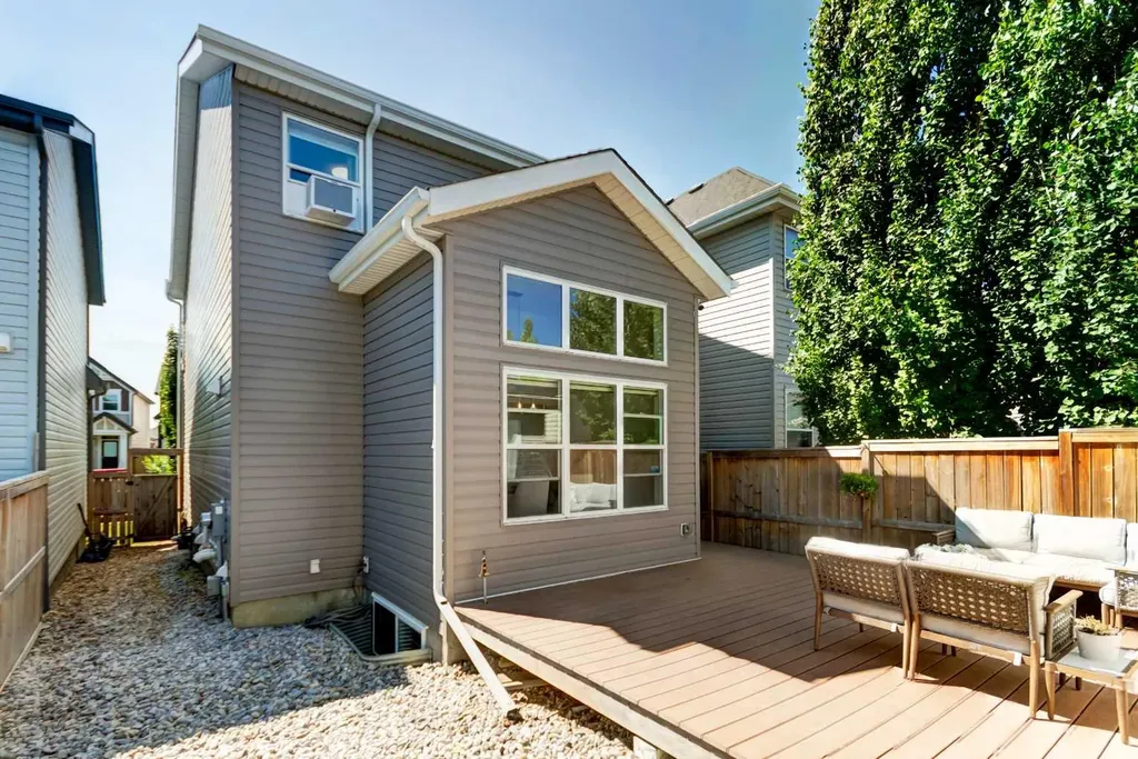 1058 New Brighton Park SE Calgary AB T2Z 0Y1