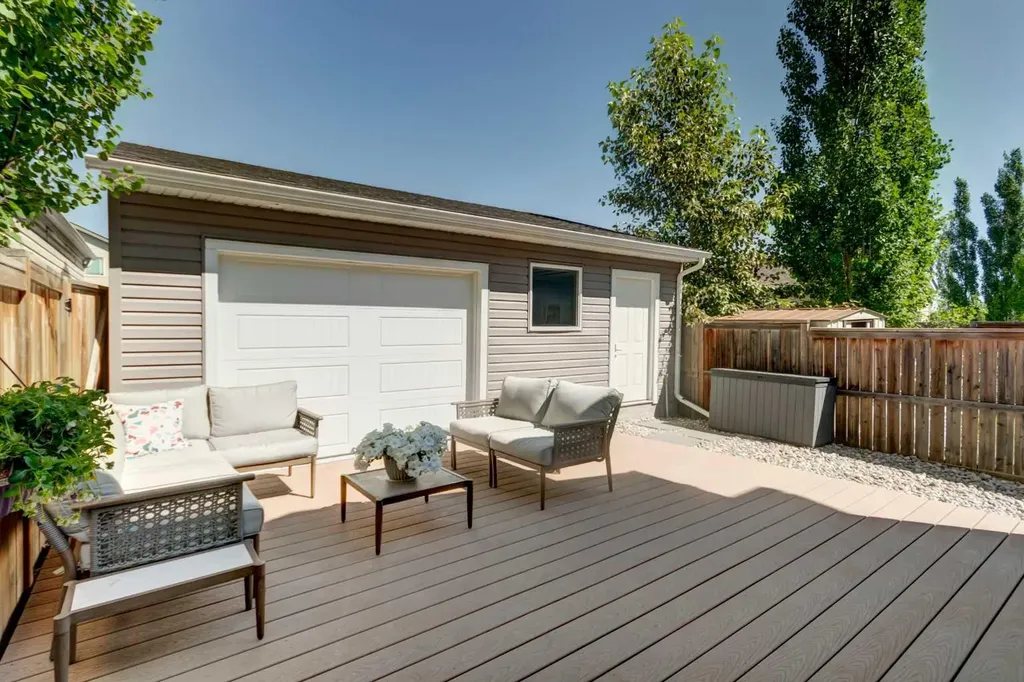 1058 New Brighton Park SE Calgary AB T2Z 0Y1