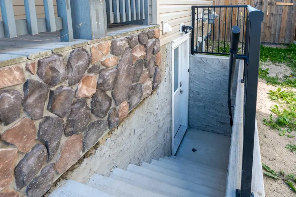 7 Panora Square NW Calgary AB T3P 1E5