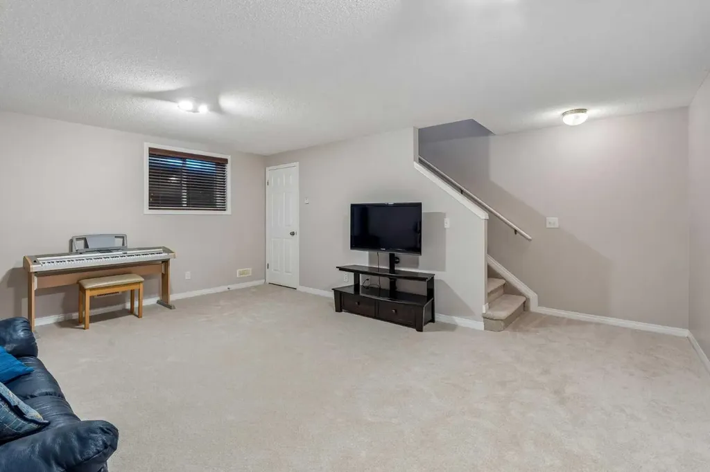 2046 New Brighton Gardens SE Calgary AB T2Z 4X4