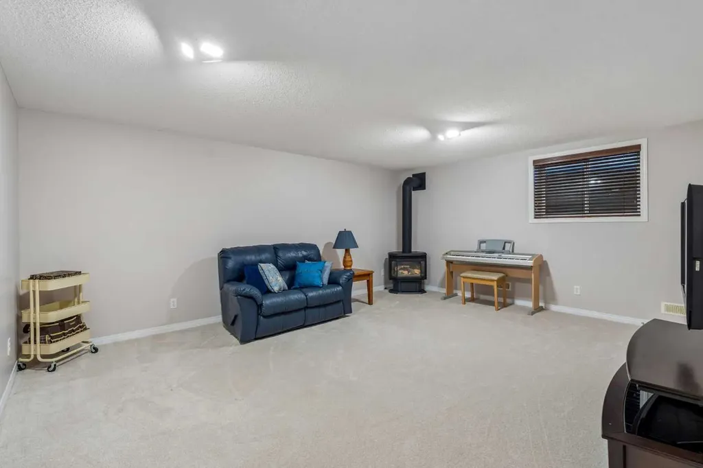 2046 New Brighton Gardens SE Calgary AB T2Z 4X4