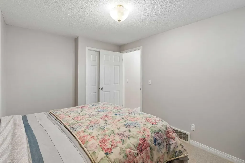 2046 New Brighton Gardens SE Calgary AB T2Z 4X4