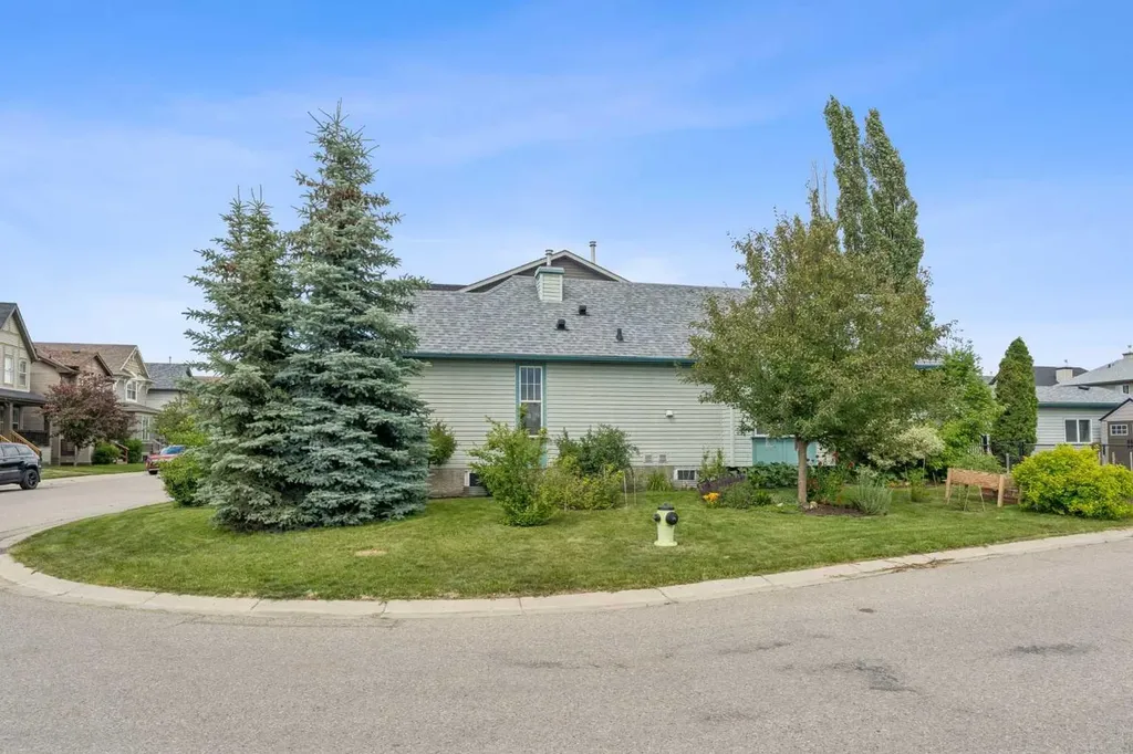 2046 New Brighton Gardens SE Calgary AB T2Z 4X4