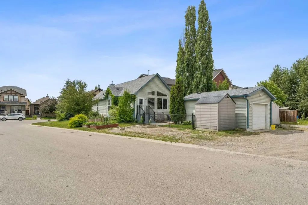 2046 New Brighton Gardens SE Calgary AB T2Z 4X4