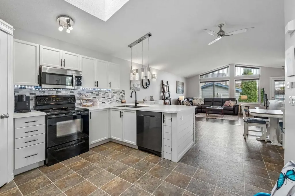 2046 New Brighton Gardens SE Calgary AB T2Z 4X4