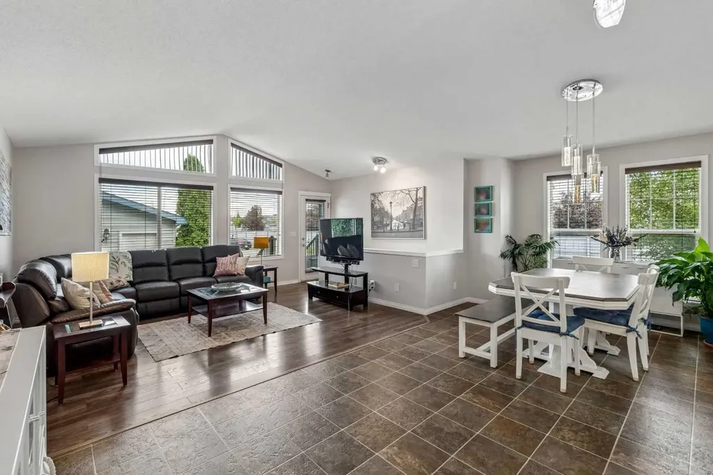 2046 New Brighton Gardens SE Calgary AB T2Z 4X4