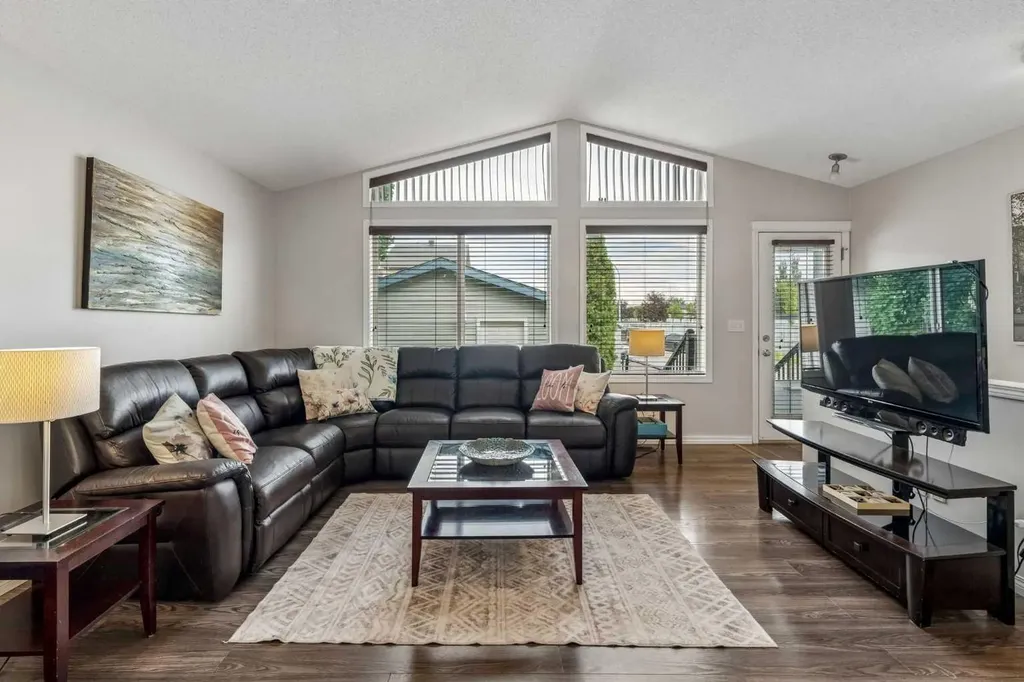 2046 New Brighton Gardens SE Calgary AB T2Z 4X4