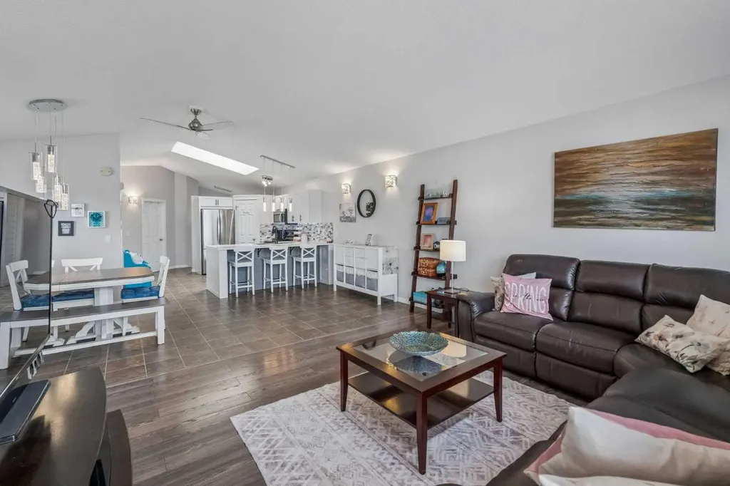 2046 New Brighton Gardens SE Calgary AB T2Z 4X4