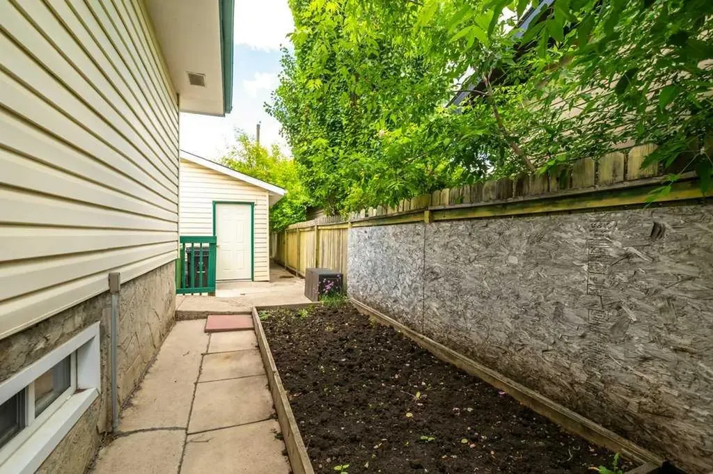 39 Maryvale Crescent NE Calgary AB T2A 2V5