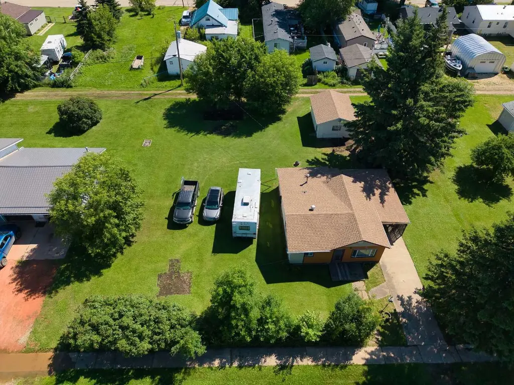 9 5 Street Kinuso AB T0G 1K0