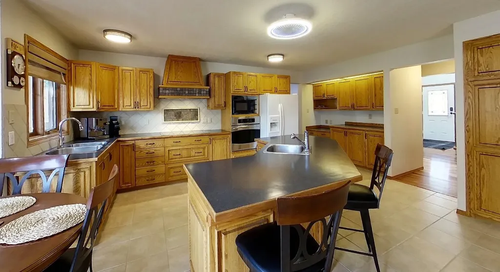 5245 16 Avenue Edson AB T7E 1H1