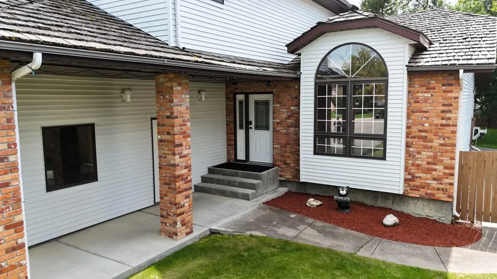 5245 16 Avenue Edson AB T7E 1H1