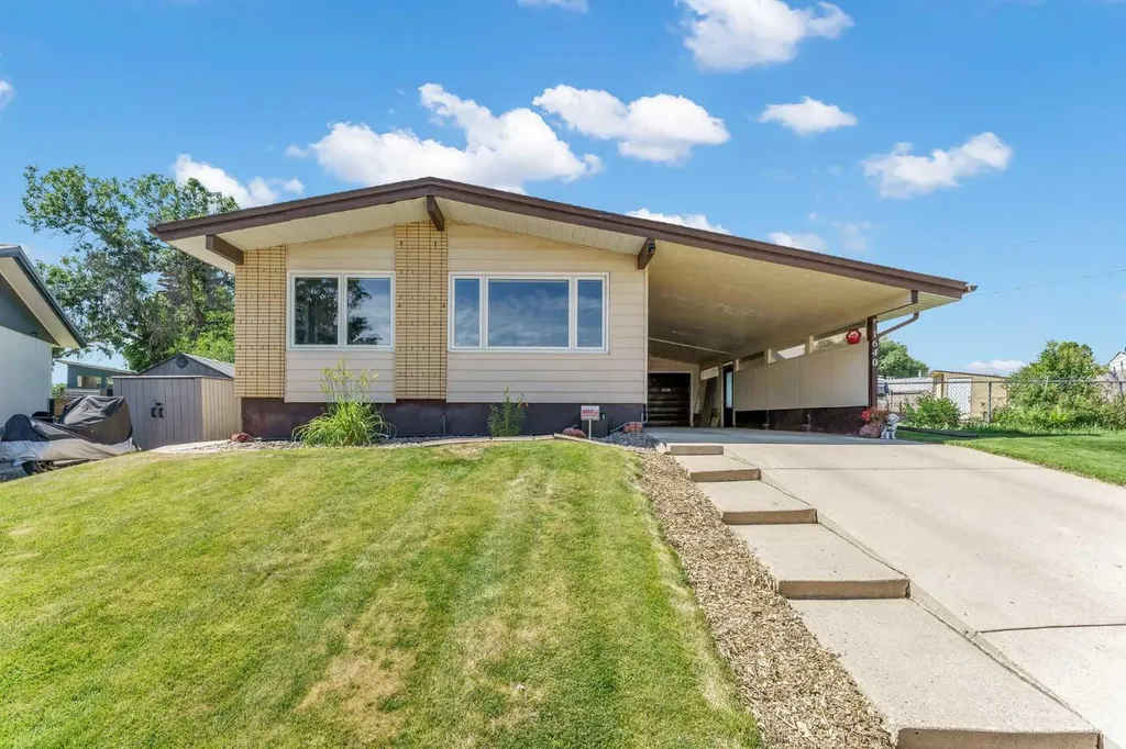 1640 9 Avenue NE Medicine Hat AB T1A6G2