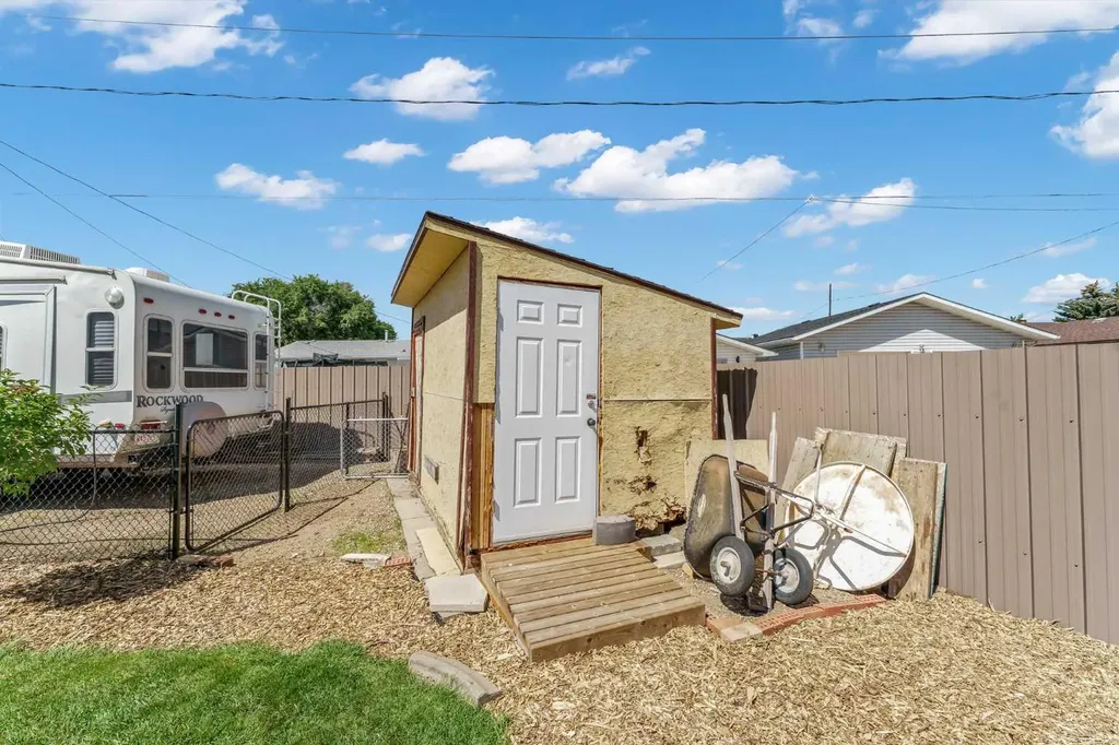 1640 9 Avenue NE Medicine Hat AB T1A6G2