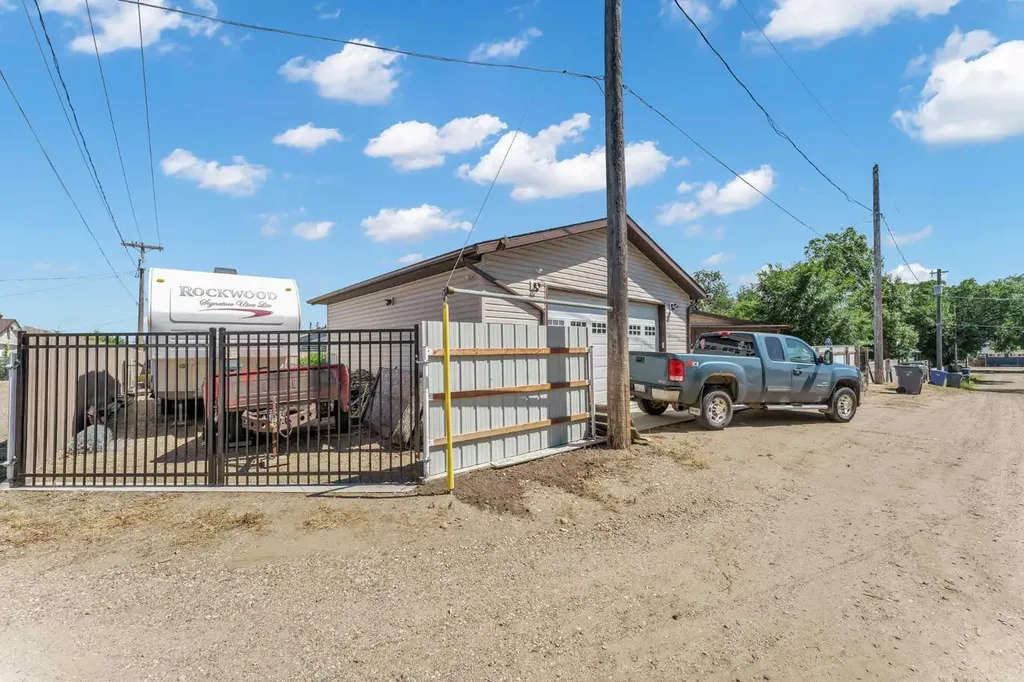 1640 9 Avenue NE Medicine Hat AB T1A6G2