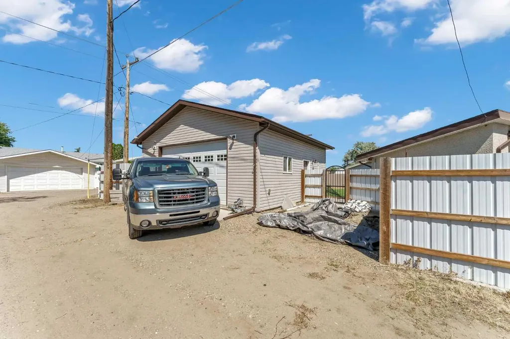 1640 9 Avenue NE Medicine Hat AB T1A6G2
