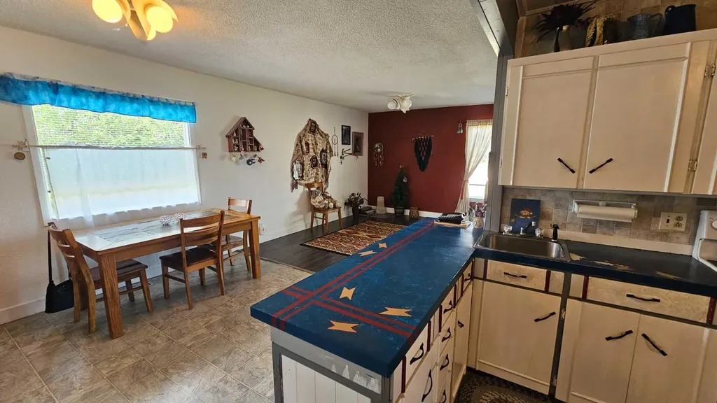 104 1 A Avenue Coutts AB T0K0N0