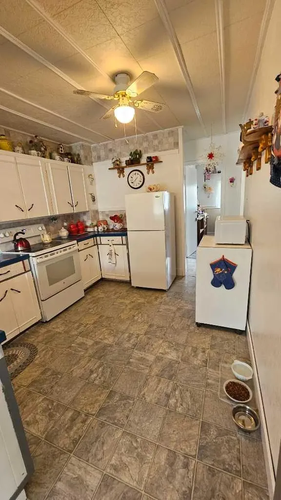 104 1 A Avenue Coutts AB T0K0N0