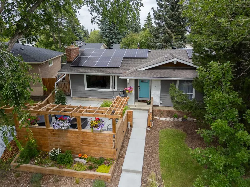 824 Cannell Road SW Calgary AB T2W 1T4