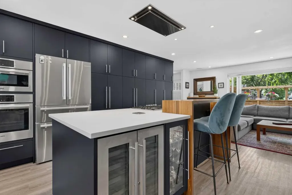 824 Cannell Road SW Calgary AB T2W 1T4