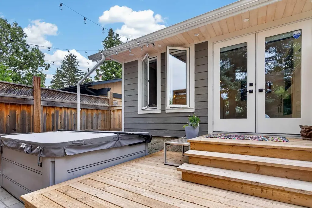 824 Cannell Road SW Calgary AB T2W 1T4