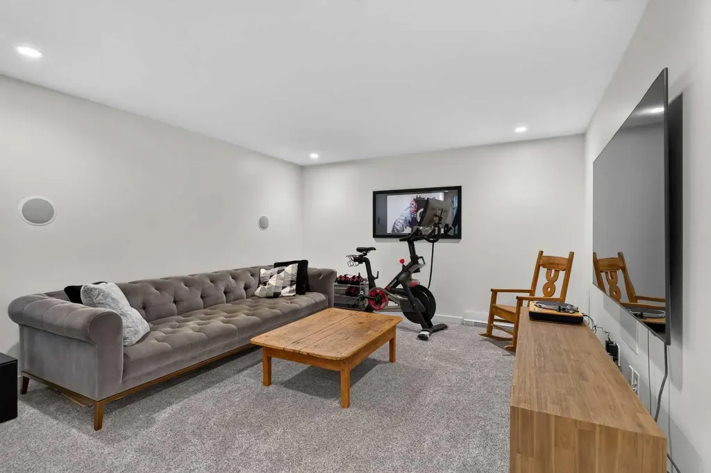 824 Cannell Road SW Calgary AB T2W 1T4