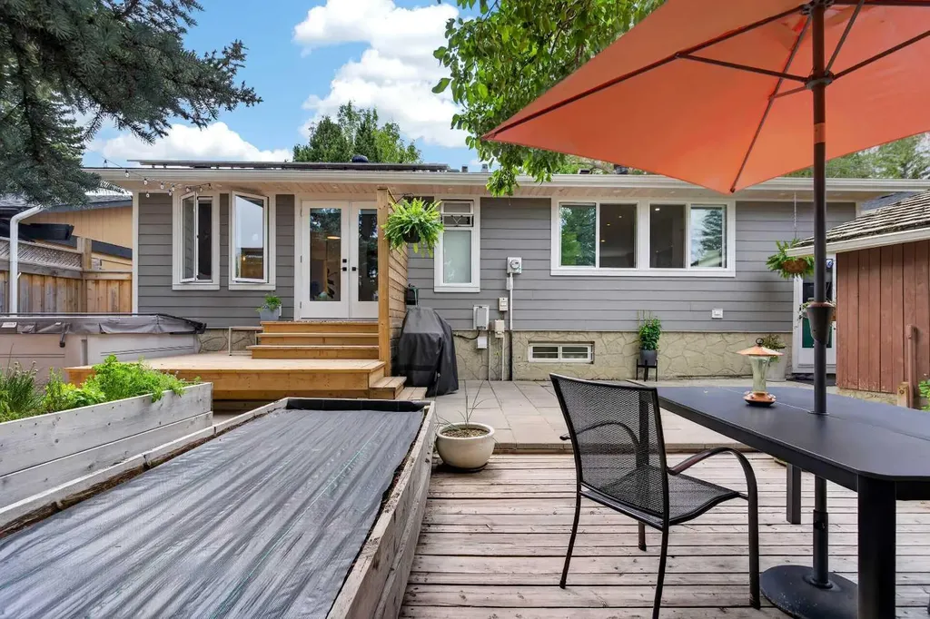 824 Cannell Road SW Calgary AB T2W 1T4