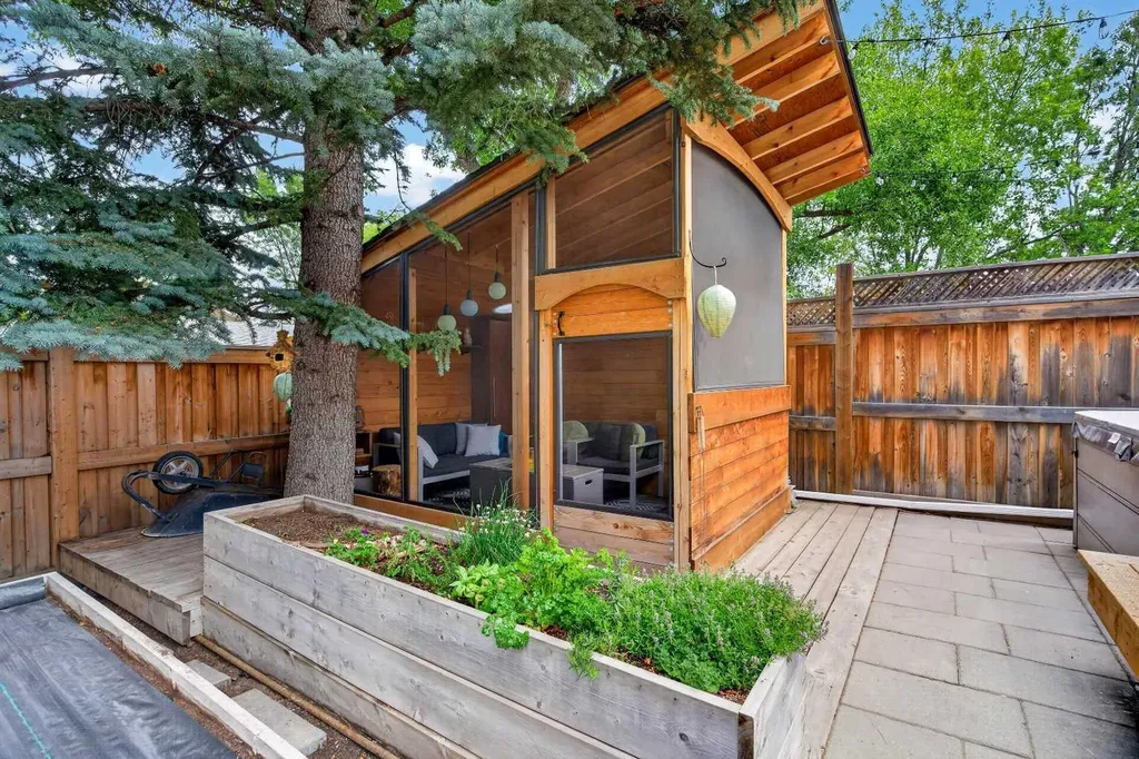 824 Cannell Road SW Calgary AB T2W 1T4
