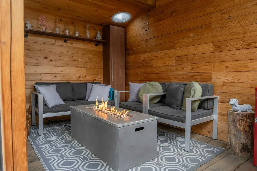 824 Cannell Road SW Calgary AB T2W 1T4