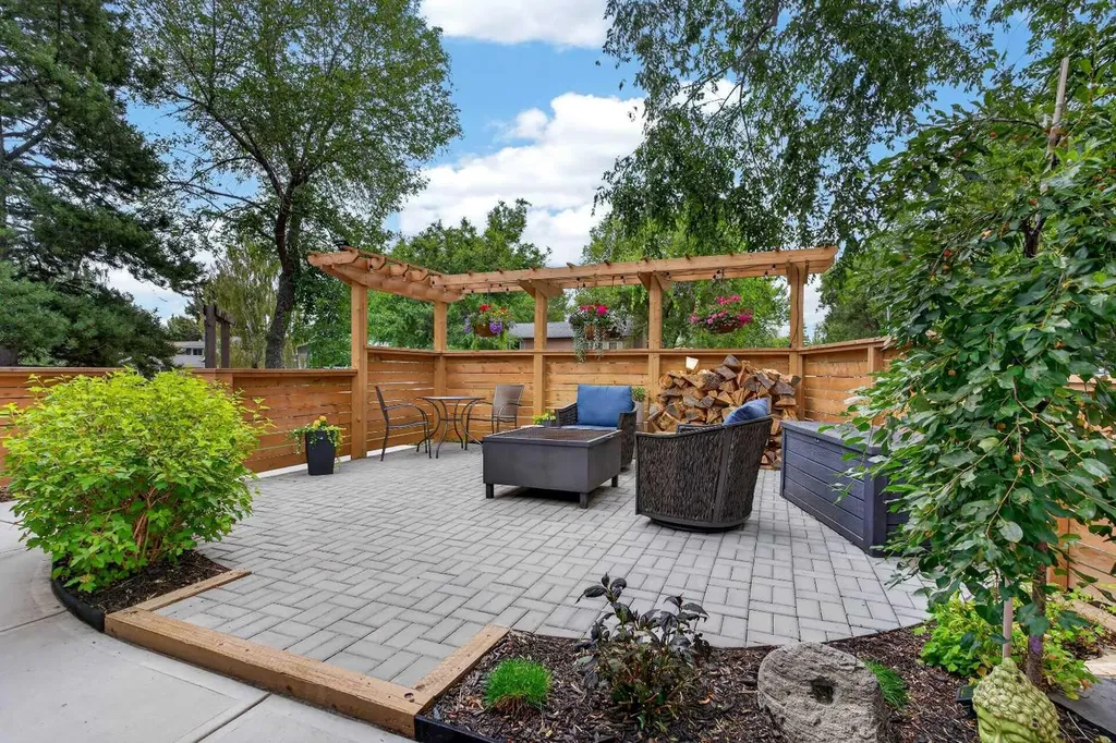 824 Cannell Road SW Calgary AB T2W 1T4