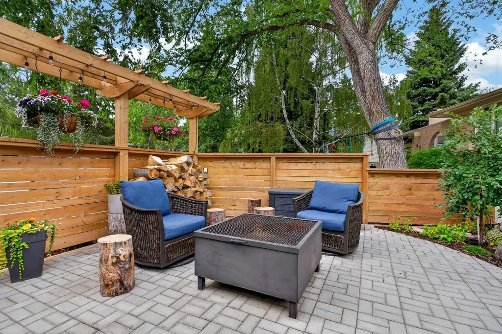 824 Cannell Road SW Calgary AB T2W 1T4