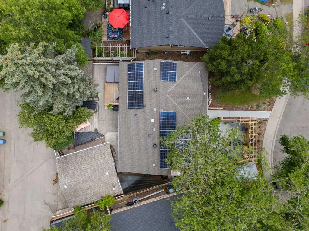 824 Cannell Road SW Calgary AB T2W 1T4