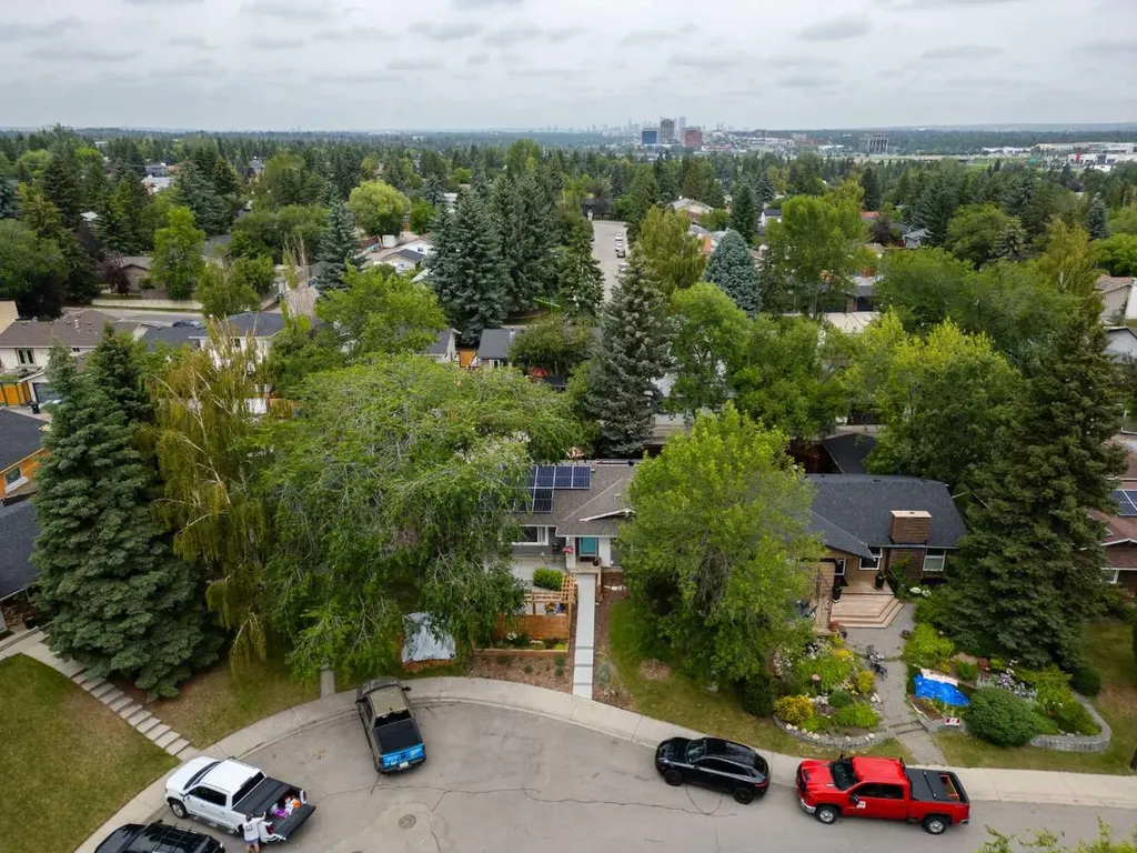 824 Cannell Road SW Calgary AB T2W 1T4