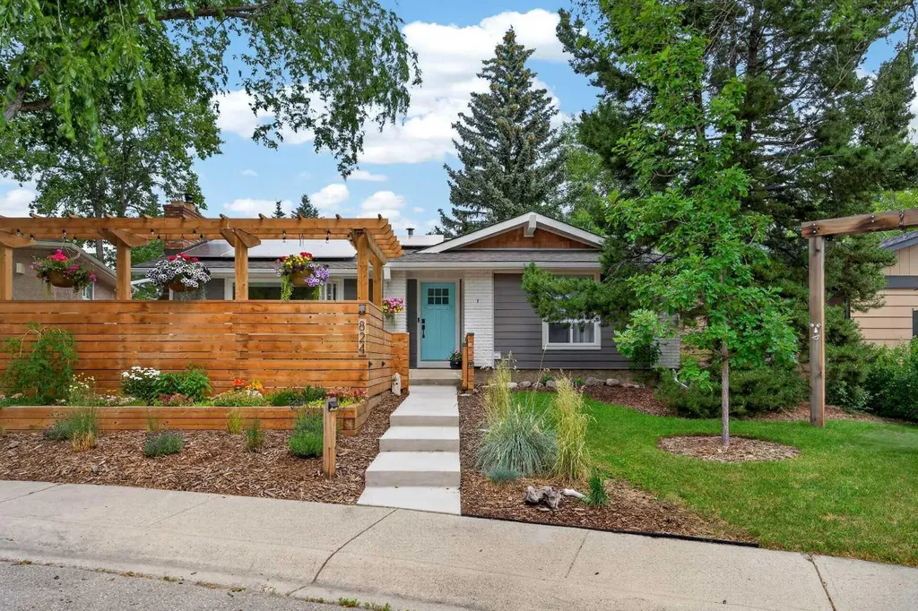 824 Cannell Road SW Calgary AB T2W 1T4
