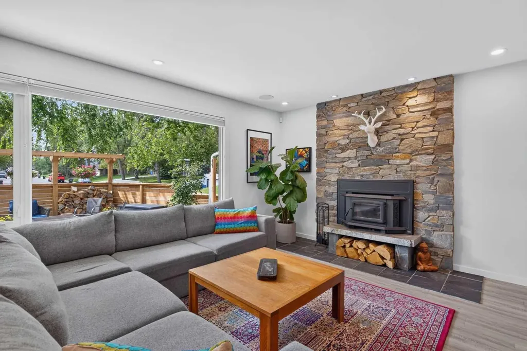824 Cannell Road SW Calgary AB T2W 1T4