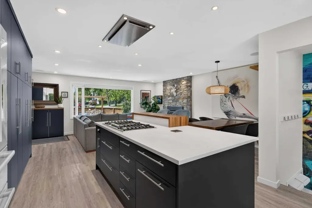 824 Cannell Road SW Calgary AB T2W 1T4