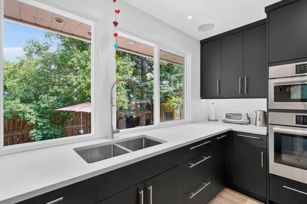 824 Cannell Road SW Calgary AB T2W 1T4