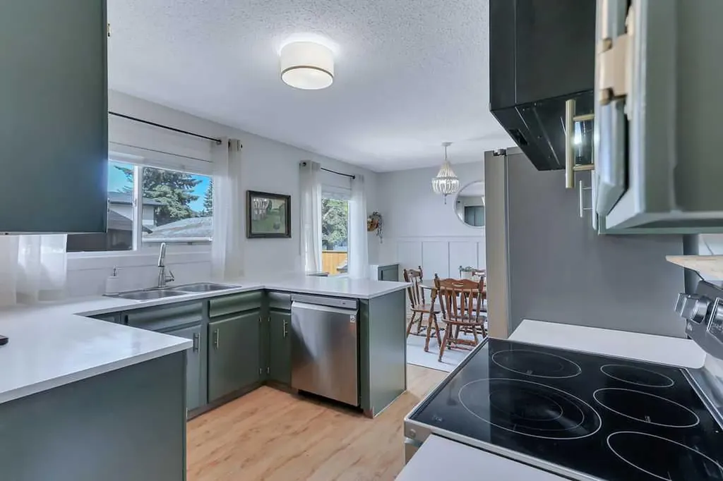 4 Anders Street Red Deer AB T4R 1B8