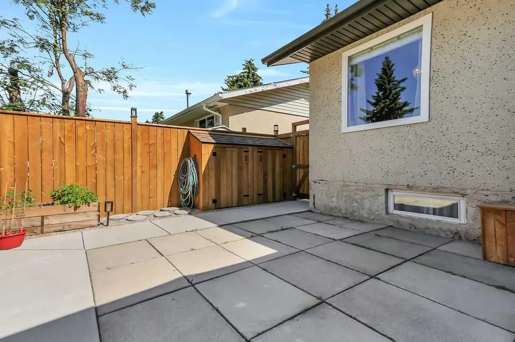 4 Anders Street Red Deer AB T4R 1B8
