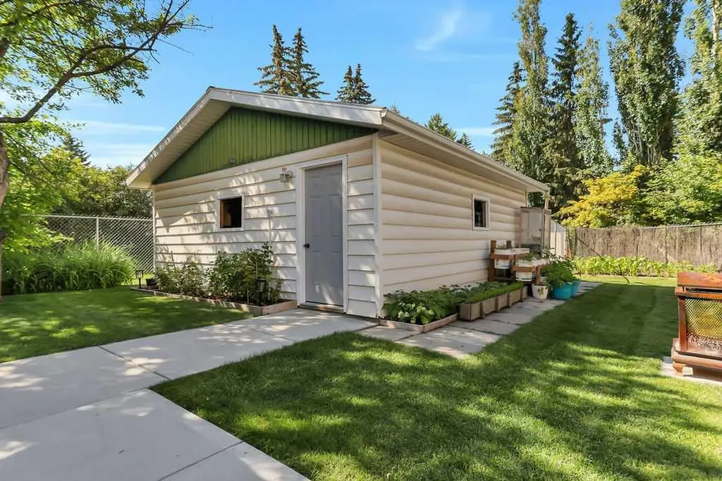 4 Anders Street Red Deer AB T4R 1B8