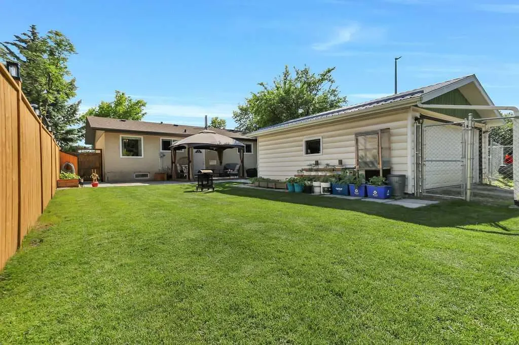 4 Anders Street Red Deer AB T4R 1B8