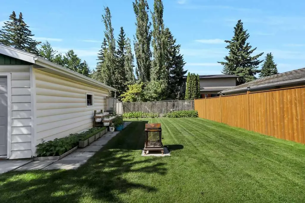 4 Anders Street Red Deer AB T4R 1B8