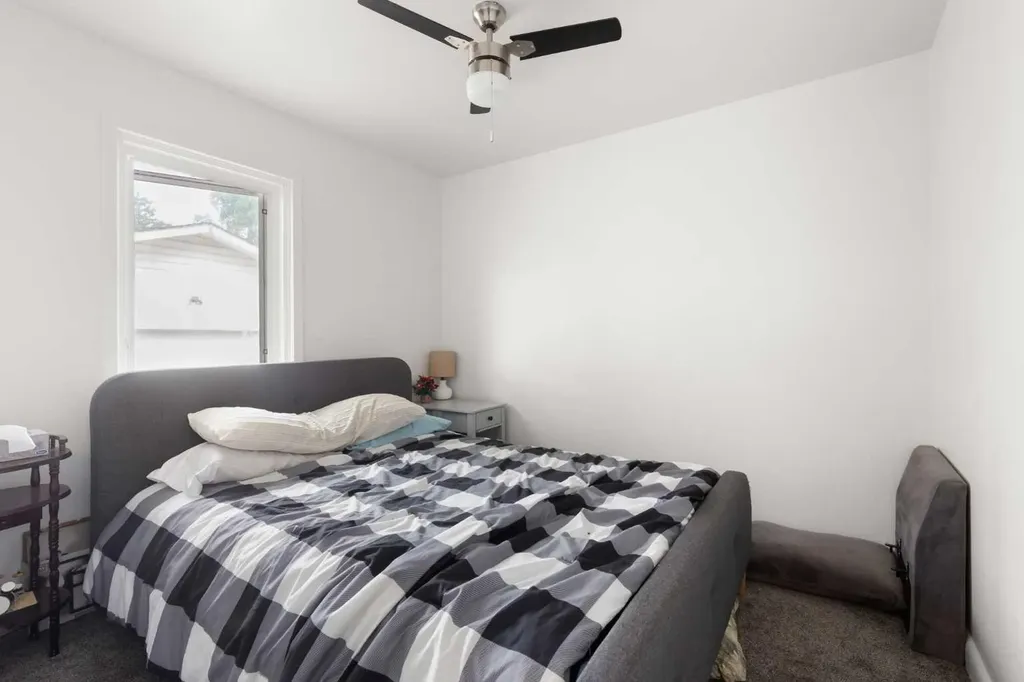 1946 15 Avenue SE Medicine Hat AB T1A3R8