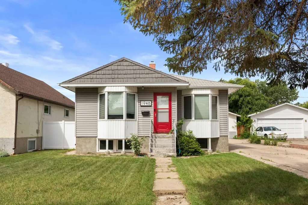 1946 15 Avenue SE Medicine Hat AB T1A3R8