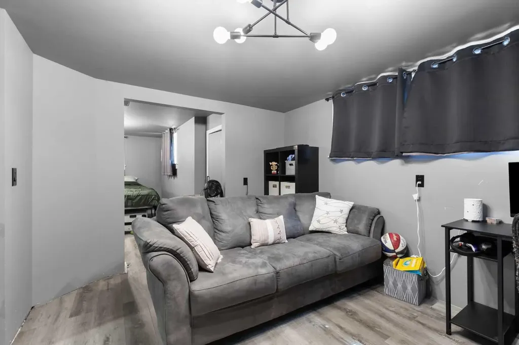 1946 15 Avenue SE Medicine Hat AB T1A3R8