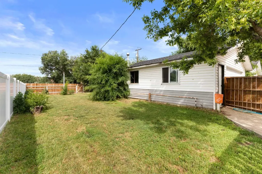 1946 15 Avenue SE Medicine Hat AB T1A3R8
